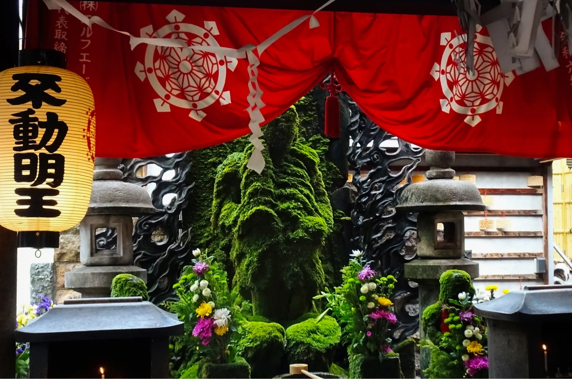 苔むした水掛不動尊